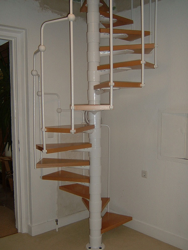 Spindeltreppe mit Buchestufen